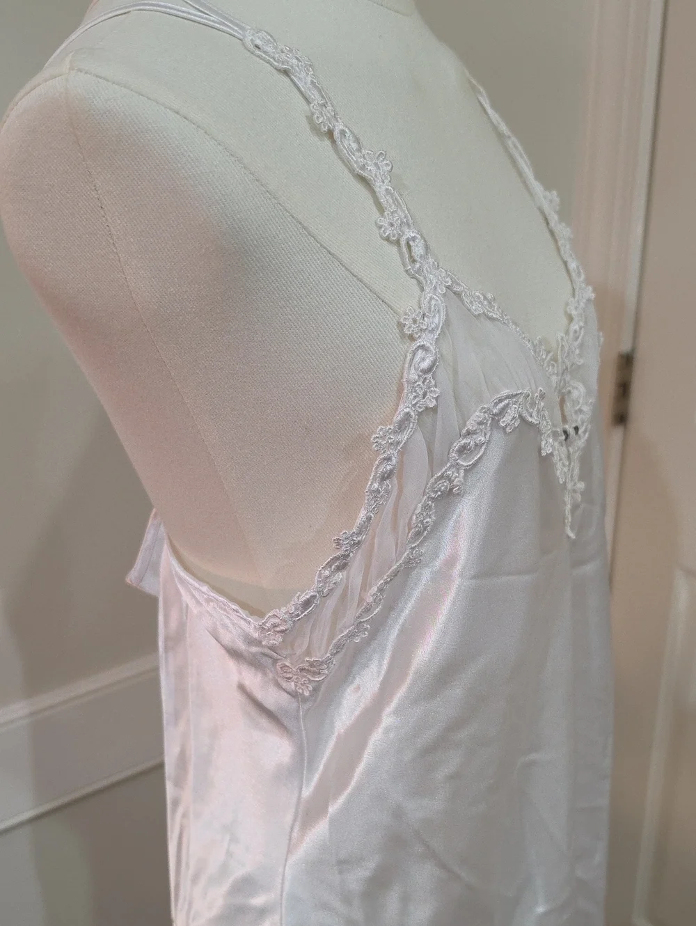 Vintage Dentelle White Liquid Satin & Venice Lace Pearl Chemise Nightie - Size L